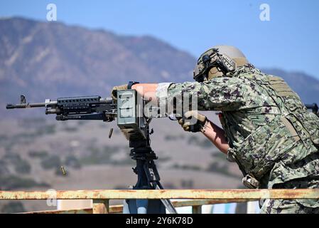 Mitglieder der Hafensicherheitseinheit 311 der Küstenwache absolvierten am Samstag, 21. September 2024, eine Waffentraining auf einem Schießstand von Camp Pendleton. (U.S. Coast Guard Pho Stockfoto