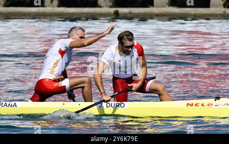 Jaime Duro (ESP) und Oscar Grana (ESP) feiern beim Langstreckenrennen C2 Men Senior während der Kanu-Marathon-Weltmeisterschaft 2024 auf dem Fluss Neretva in Metkovic, Kroatien. Stockfoto