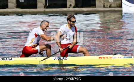 Jaime Duro (ESP) und Oscar Grana (ESP) feiern beim Langstreckenrennen C2 Men Senior während der Kanu-Marathon-Weltmeisterschaft 2024 auf dem Fluss Neretva in Metkovic, Kroatien. Stockfoto