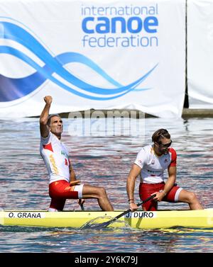 Jaime Duro (ESP) und Oscar Grana (ESP) feiern beim Langstreckenrennen C2 Men Senior während der Kanu-Marathon-Weltmeisterschaft 2024 auf dem Fluss Neretva in Metkovic, Kroatien. Stockfoto