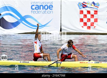 Jaime Duro (ESP) und Oscar Grana (ESP) feiern beim Langstreckenrennen C2 Men Senior während der Kanu-Marathon-Weltmeisterschaft 2024 auf dem Fluss Neretva in Metkovic, Kroatien. Stockfoto