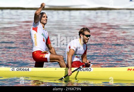 Jaime Duro (ESP) und Oscar Grana (ESP) feiern beim Langstreckenrennen C2 Men Senior während der Kanu-Marathon-Weltmeisterschaft 2024 auf dem Fluss Neretva in Metkovic, Kroatien. Stockfoto