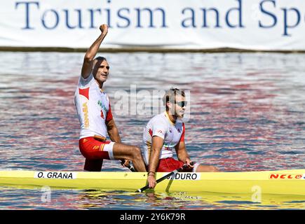 Jaime Duro (ESP) und Oscar Grana (ESP) feiern beim Langstreckenrennen C2 Men Senior während der Kanu-Marathon-Weltmeisterschaft 2024 auf dem Fluss Neretva in Metkovic, Kroatien. Stockfoto