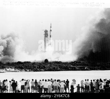 Cape Kennedy Massen beobachten die Explosion von American Apollo 11 vom Startplatz aus den ersten Versuch einen Mann auf dem Mond zu landen . Die Astronauten Neil Armstrong , Edwin Aldrin und Michael Collins . 16. Juli 1969 Stockfoto