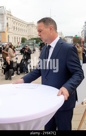 Wien, Österreich. September 2024. ÖSTERREICH; WIEN; 20240926; Bundesvorsitzender der Sozialdemokratischen Partei Österreichs (SPOe) Andreas Babler rückt einen Tisch während einer Pressekonferenz am 26. September 2024 in Wien /// ÖSTERREICH; WIEN; 20240926; Bundesvorsitzender der Sozialdemokratischen Partei Österreich (SPÖ) Andreas Babler rückt einem Tisch während einer Pressekonferenz in Wien am 26. September in Wien. September 2024 - 20240926 PD2114 Credit: APA-PictureDesk/Alamy Live News Stockfoto