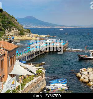 Marechiaro Strand in Posillipo mit Blick auf den Vesuv und Solarium mit Schwimmern - Neapel Kampanien Italien Stockfoto