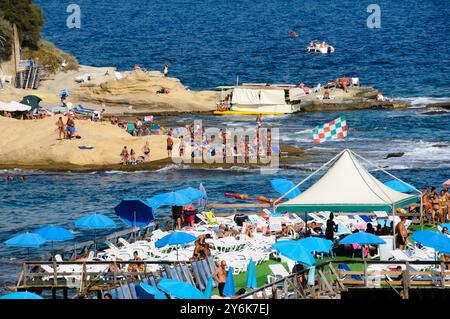 Sommer in Neapel. Blick auf den typischen Marechiaro Strand mit seinen Tuffklippen und Solarium - Posillipo; Neapel, Kampanien, Italien Stockfoto