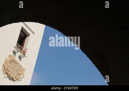 Das typische Marechiaro-Fenster mit der roten Nelke und die Tafel mit den Versen des Liedes von Salvatore Di Giacomo. Posillipo; Neapel / Italien Stockfoto