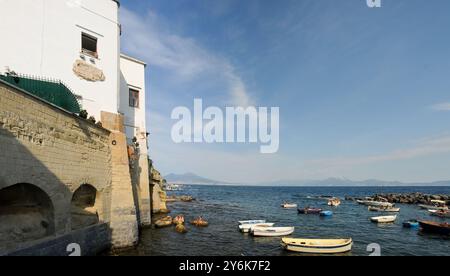 Marechiaro in Posillipo mit Blick auf den Vesuv und die historische 'fenestella' - Neapel Kampanien Italien Stockfoto