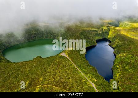 Drohnenansicht der Lagoa Negra und Lagoa Comprida auf der Azoren Insel Flores, Portugal. Fantastische Landschaft. Naturwunder mit Lagunen in volc Stockfoto