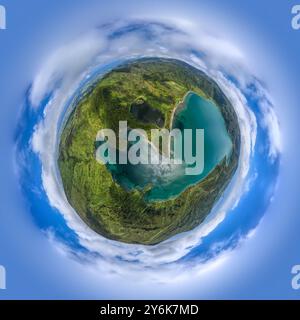 Luftaufnahme der Azoren, Portugal. Kleiner Planet Panorama 360 Grad. Drohnenlandschaft im winzigen Planetenbild der Insel Sao Miguel. Reiseziel. Stockfoto