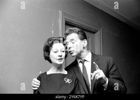 Britische Schauspielerin Vivien Leigh französischer Schauspieler Jean Pierre Aumont während einer Szene der Musical-Komödie Tovarich am 20. Dezember 1962 Stockfoto