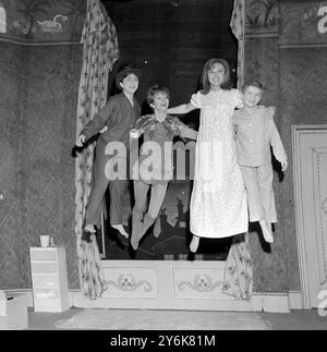 Probe der Pantomime Peter Pan im Londoner Scala Theatre. l bis r: John, 14 Jahre alt David Morris, Peter Pan Schauspielerin Dawn Addams, Wendy 17 Jahre alt Alison Frazer und Michael, 12 Jahre alt Douglas Mann 14 Dezember 1964 Stockfoto