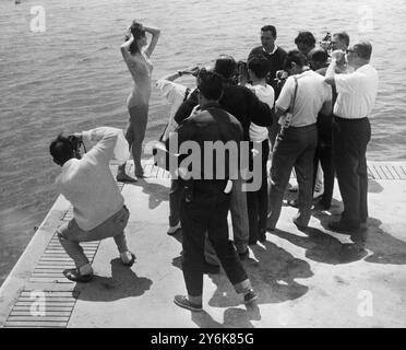 456465 auf den Filmfestspielen von Cannes. Das schwedische Sternchen Vanja Karlsson posiert für Fotografen am Ufer des Meeres. Cannes, Frankreich - 13. Mai 1963 Kredit: TopFoto.co.uk Stockfoto