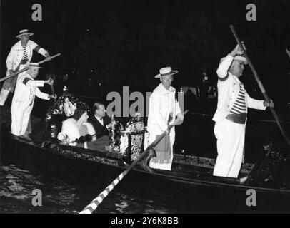 Die Königin und Prinz Philipp in einer Gondel in Venedig. Mai 1961 Stockfoto