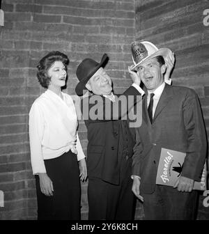 Die Szene hinter der Bühne im Broadway Theatre New York, wo das Musical Fiorello den Schauspieler Tom Bosley (links) spielt und einen Feuerwehrhut auf den Kopf von Harry Gould, dem Bürgermeister von Holborn London, trägt. Der Hut gehörte einst einer ehemaligen Bürgermeisterin von New York City, Foirella La Guardia, auf deren Leben das Musical basiert, und Mr Bosley spielt die Rolle des Bürgermeisters im September 1961 Stockfoto