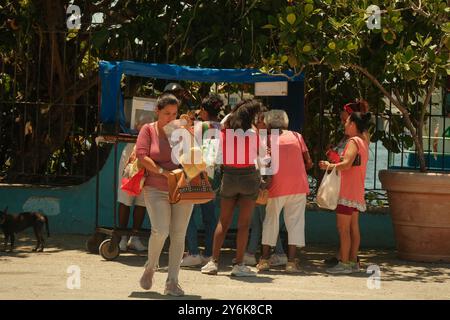 Casablanca, Havanna Kuba, 15. April 2024. Kubanische Frauen kaufen frisches Brot und Gebäck von Straßenverkäufern in Casablanca, einem Stadtbezirk von Havanna Stockfoto