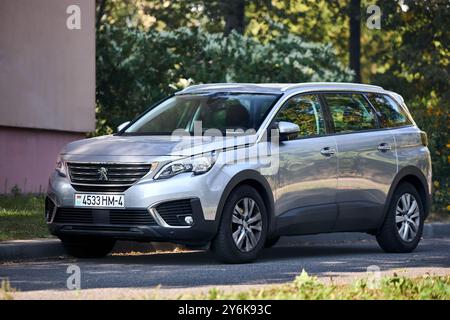 Minsk, Weißrussland - 18. September 2024: Peugeot 5008 zweite Generation P87 2017-2024 parkt über urbanem Hintergrund. Geländewagen, geparkt. Stockfoto
