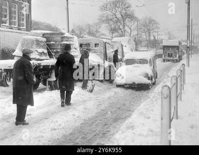 England wurde von einem Schneesturm getroffen, der am 26. Februar 1958 von 500 schweren Lastkraftwagen in Marsden auf der Yorkshire-Seite von Standedge abgeriegelt wurde Stockfoto