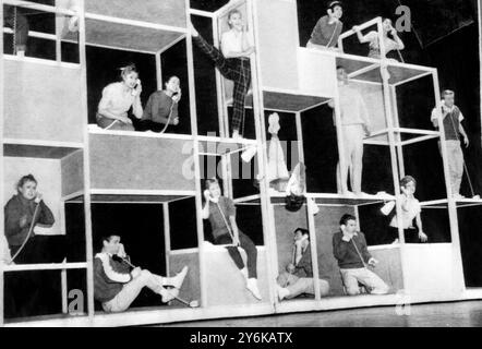 In surrealistischer Umgebung posieren einige Mitglieder der Besetzung des Musicals Bye Bye Birdie. Die Spieler sind alle am Telefon in einer Szene aus der Show vom 15. Juni 1961 beschäftigt Stockfoto