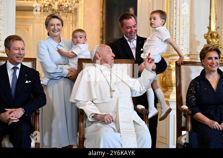 Luxemburg-Stadt, Luxemburg. September 2024. Großherzog Henri, Prinzessin Stephanie, Papst Franziskus, Prinz Guillaume und Großherzogin Maria Teresa posieren für ein Familienfoto bei einem päpstlichen Besuch im Großherzogtum Luxemburg-Stadt am Donnerstag, den 26. September 2024. Der Leiter der katholischen Kirche Papst Franziskus, geborener Jorge Mario Bergoglio, besucht Luxemburg und wird heute Abend nach Belgien reisen. BELGA PHOTO ERIC LALMAND Credit: Belga News Agency/Alamy Live News Stockfoto