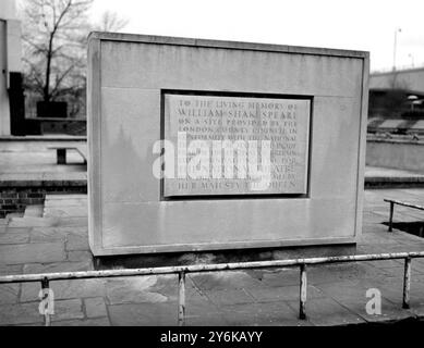 Der Foundation Stone in London South Bank ist alles, was es für das Ergebnis der 58 Jahre alten Kampagne für das National Theatre in Großbritannien zu zeigen gibt. Der Stein wurde von der Königin Mutter vor 10 Jahren gelegt, am 22. März 1961 Stockfoto