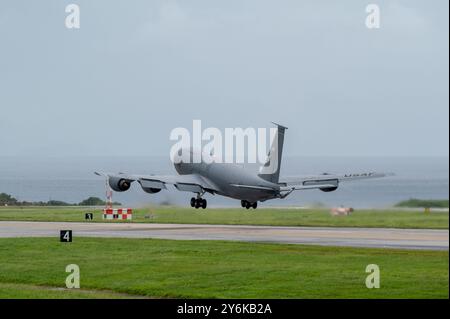 Ein KC-135 Stratotanker, der der 909th Air Betankungeschwader zugewiesen ist, startet am 19. September 2024 zur Übung Southern Beach auf der Kadena Air Base in Japan. Die Stockfoto