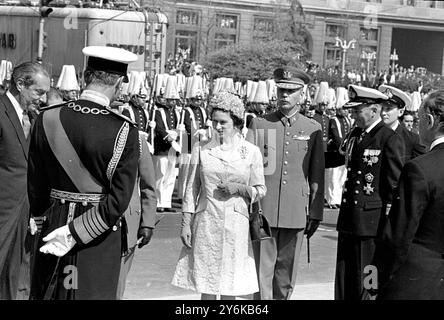 Santiago, Chile: Britians Königin Elizabeth II., die vom chilenischen Verteidigungsminister Tulio Marambio begleitet wird, überprüft eine Ehrenwache, als sie am 12. November während des Besuchs des britischen Königsstaates in Chile das Bernardo O'Higgins Monument in Santiago besuchte. 15. November 1968 Stockfoto