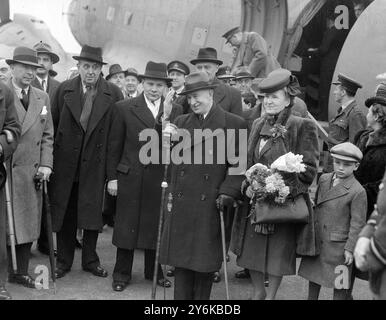 Präsident Edvard Benes verlässt England in die Tschechoslowakei. Nach mehr als sechs Jahren im Exil verließen Präsident Benes und sein Stab England. Von links nach rechts: Jan Masaryk, tschechoslowakischer Außenminister; M. Gusev, sowjetischer Botschafter in Großbritannien; und Präsident Benes, am Mikrofon, bevor die tschechoslowakischen Regierungsmitglieder und Beamte England verließen. 12. März 1945 Stockfoto