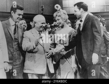 Mit den Schauspielern Louis Jourdan und Shirley MacLaine, die auf den sowjetischen Premierminister Chruschtschow schauen, und Frank Sinatra schnallen sich die Hände an das Filmset „Can-CAN“. September 1959 Stockfoto