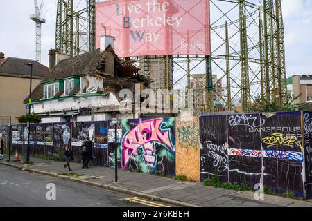 Ein abgeschlossener Pub wird abgerissen, Kennington Oval, London, Großbritannien. September 2024 Stockfoto