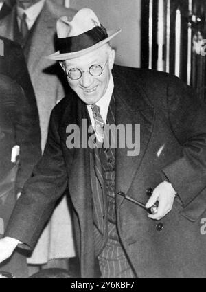 Am 19. November 1936 in Victoria, Station, wo er zu seiner World Tour verließ, Sir Harry Lauder Stockfoto