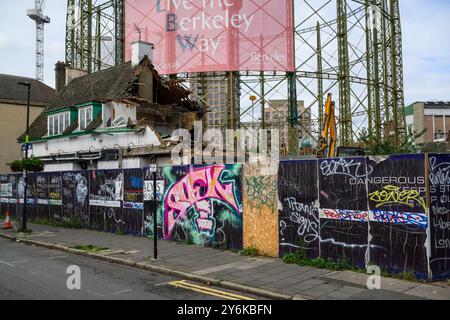 Ein abgeschlossener Pub wird abgerissen, Kennington Oval, London, Großbritannien. September 2024 Stockfoto