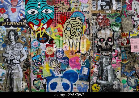 Eine Wand mit Weizenpaste Street Art, Fashion Street, Whitechapel, London, Großbritannien. September 2024 Stockfoto