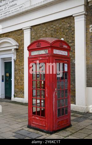 K2 Telefonbox, Commercial Road, London, Großbritannien. September 2024 Stockfoto