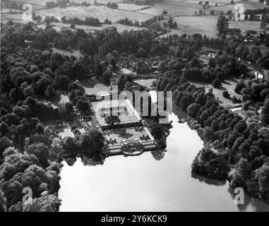 Aus der Vogelperspektive von Hever Castle und dem See bei Edenbridge Kent Stockfoto