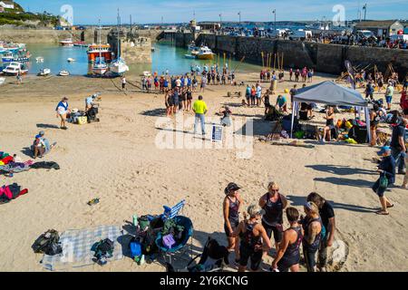 Piloten-Gig-Crews versammelten sich für die Women's Newquay County Championships Cornish Pilot Gig Rowing im Newquay Harbour Harbor in Newquay in Cornwall in t Stockfoto