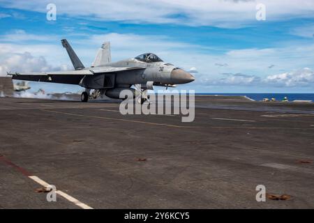 PHILIPPINE SEA (24. September 2024) eine F/A-18E Super Hornet, die an die Blue Blasters der Strike Fighter Squadron (VFA) 34 angeschlossen ist, startet den Flug Stockfoto