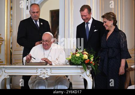 Luxemburg, Luxemburg. September 2024. Papst Franziskus (M) wird von Großherzog Henri (2. Von rechts) und Großherzogin Maria Teresa im Großherzoglichen Palast empfangen. Es ist der erste Besuch eines Papstes in Luxemburg seit fast 40 Jahren. Quelle: Harald Tittel/dpa/Alamy Live News Stockfoto