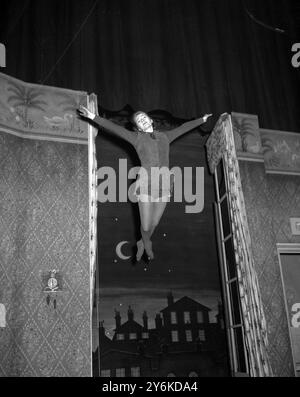 PETER PAN in London. Hier wird JULIA LOCKWOOD als WENDY für ihre Flügel im Scala Theatre gesehen. Die diesjährige Produktion von PETER PAN wird am 23. Dezember im Scala Theatre eröffnet. - Foto vom 18. Dezember 1958. ©TopFoto Stockfoto