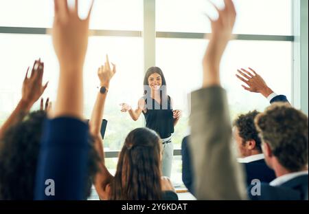 Unternehmen, Personen und Seminar mit Fragen zur Präsentation von Wissen und Informationen. Mitarbeiter, Konferenzen und Lächeln oder mit Zusammenarbeit zufrieden Stockfoto