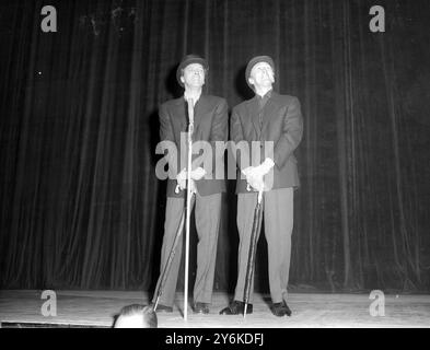 Kirk Douglas (rechts) und Burt Lancaster gehen ihre Routine für die Charity Show NIGHT OF A 100 STARS im London Palladium durch. Sie tragen einen Hut und Schwanz und tragen gerollte Regenschirme in der tatsächlichen Leistung. Juli 1958 ©TopFoto Stockfoto