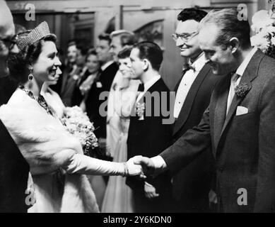 Die Königin trifft Bob Hope – HM the Queen schüttelt dem Komiker Bob Hope die Hand, nachdem er an der Royal Variety Command Performance im London Palladium teilgenommen hatte. Neben Bob Hope befindet sich Frankie Lane - Foto vom 2. November 1954. ©TopFoto Stockfoto