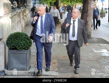 Cliff Crown (rechts), Vorsitzender von Brentford, zusammen mit dem Vorstandsvorsitzenden Jon Varney, kommen zu einer Hauptversammlung der Premier League in London. Bilddatum: Donnerstag, 26. September 2024. Stockfoto