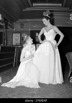Chorus Girls machen sich bereit für Tom Arnold's and Emile Litttler's Krönung Revue Three Cheers im London Casino mit Vic Oliver . 6. März 1953 Stockfoto