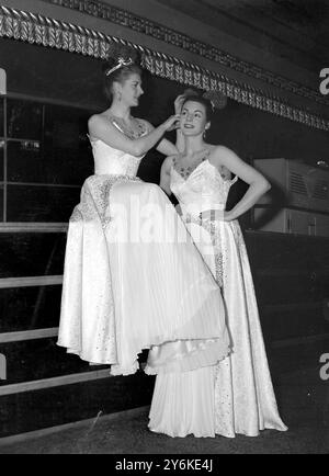 Chorus Girls machen sich bereit für Tom Arnold's and Emile Litttler's Krönung Revue Three Cheers im London Casino mit Vic Oliver . 6. März 1953 Stockfoto