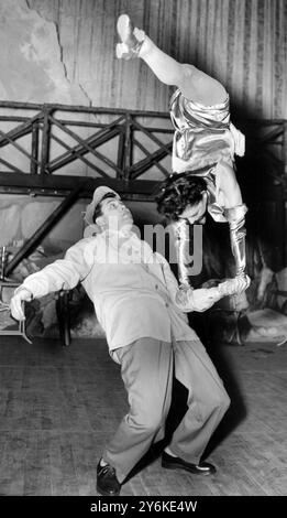 Joe and Evie Slack : bei der Ankunft aus Chicago für die London Melody in der Empress Hall . Sie trägt den Spitznamen Rubber Woman und probt für ihren Auftritt am 29. Mai 1951 Stockfoto