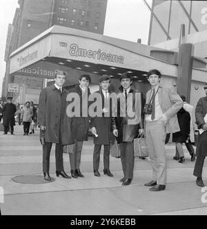 New York: Vor dem American Hotel ist gestern das Dave Clark Five aus Tottenham, London. Die Top-Gruppe der Charts wird am 8. märz auf der Ed Sullivan Show erscheinen. Von links nach rechts abgebildet; Lenny Davidson; Dennis Payton Rick Huxley; Dave Clark und Mike Smith. 5. März 1964 Stockfoto