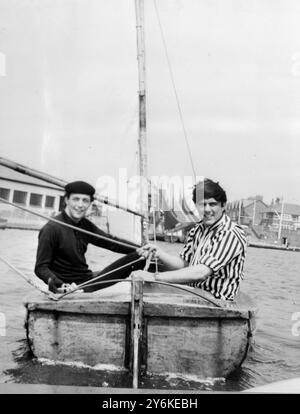 St Annes, Lancashire, England: Mike Smith (links) und Dave Clark (rechts) von der Popgruppe Dave Clark Five, entspannen Sie sich bei einer Segeltour auf dem Fairhaven Lake hier während einer Pause in ihrer Sommershow im Winter Gardens Pavilion, Blackpool. 21. September 1964 Stockfoto