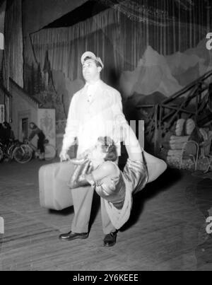 Joe and Evie Slack : bei der Ankunft aus Chicago für die London Melody in der Empress Hall . Sie trägt den Spitznamen Rubber Woman und probt für ihren Auftritt am 29. Mai 1951 Stockfoto